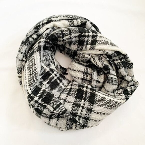ModCloth black white‎ plaid eyelash fringe blanket scarf - Picture 1 of 6